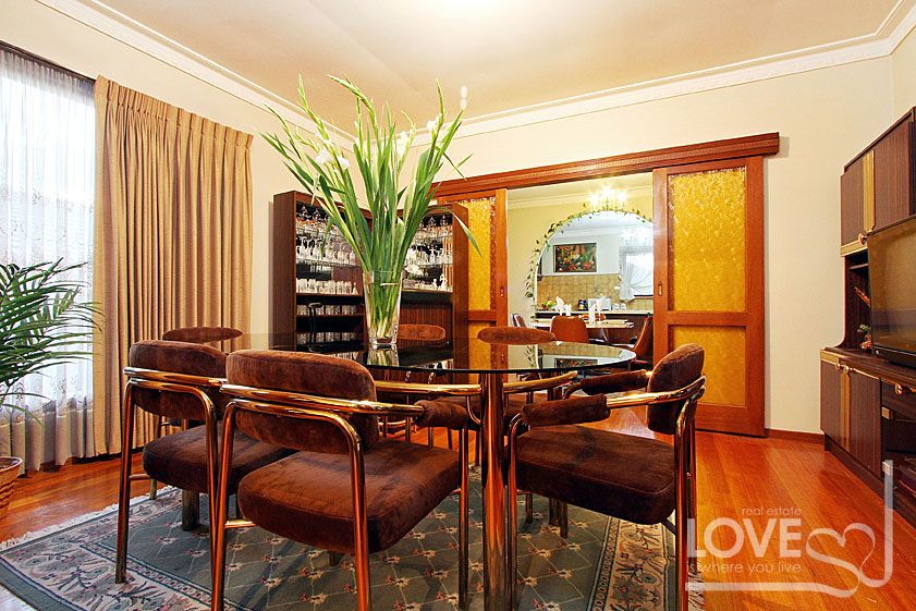 Generously Proportioned Living In A Sought After Location