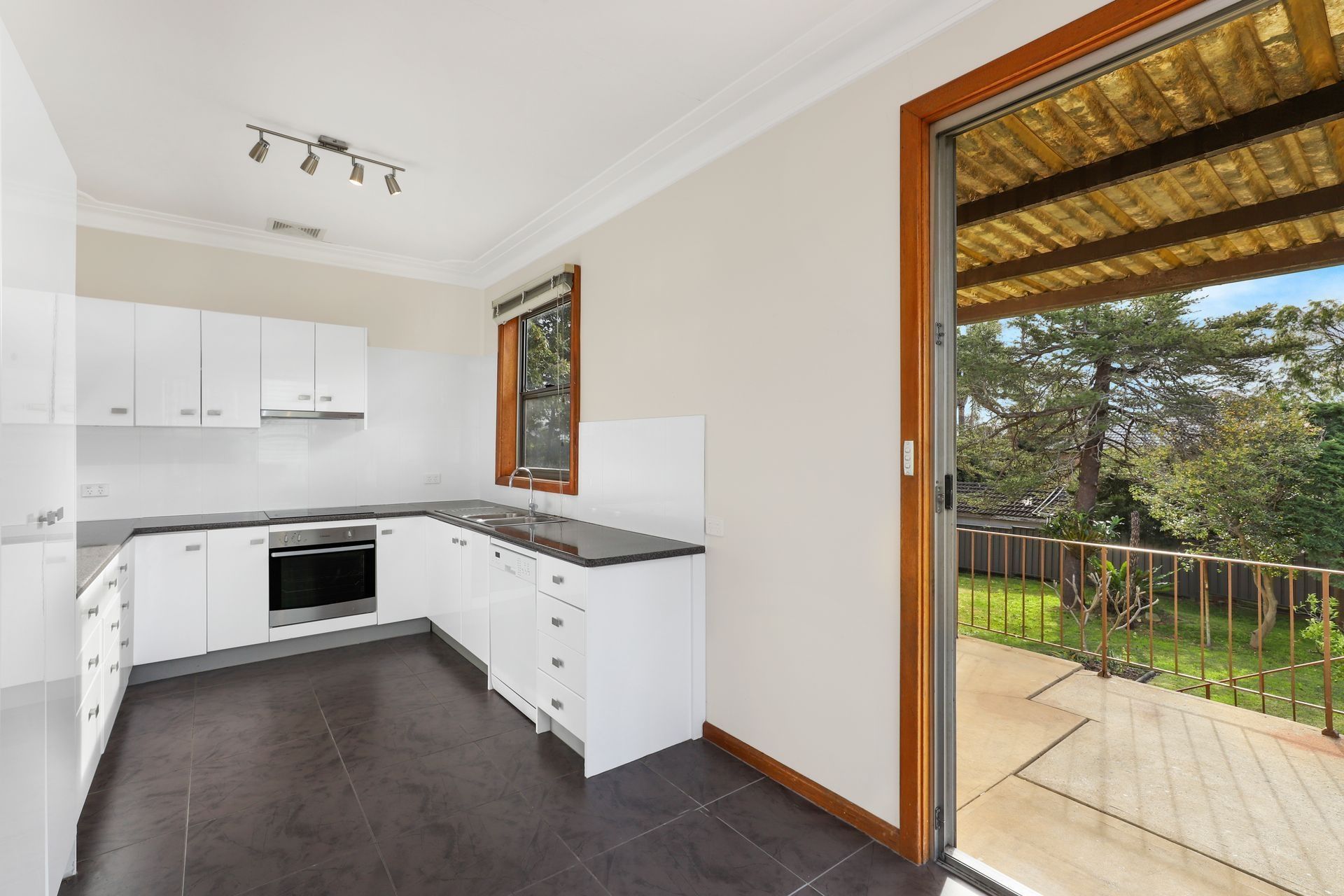 875 Princes Highway, Engadine, Engadine - Thumbnail 4
