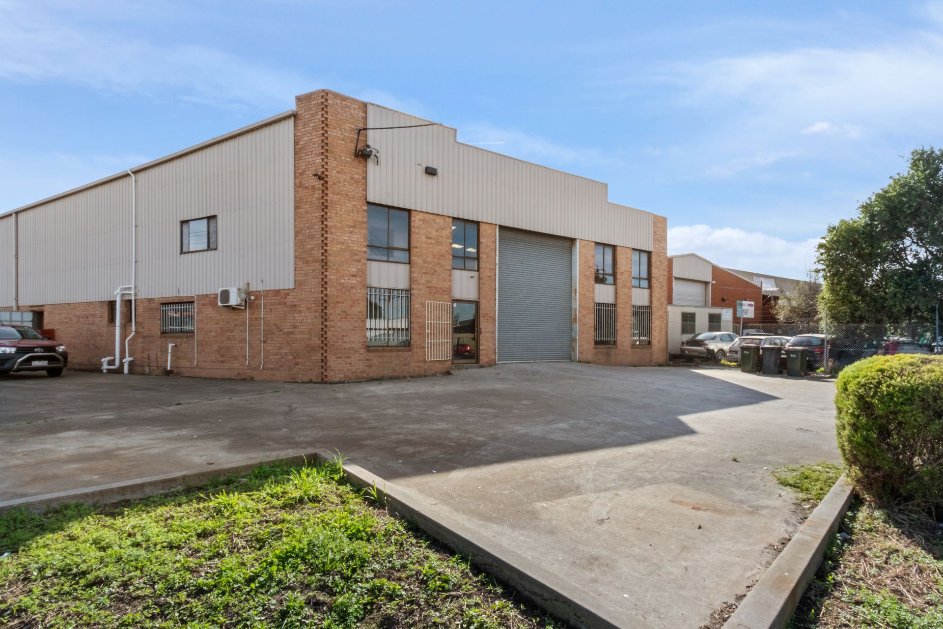 WAREHOUSE with HARDSTAND