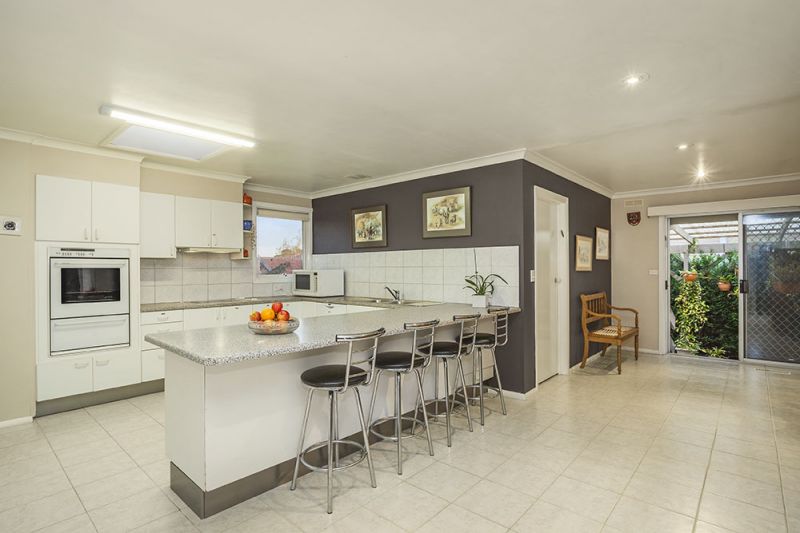 2 Chiltern Court, Doncaster East - Thumbnail 3