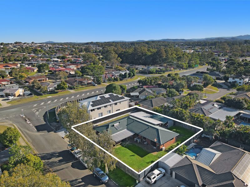 Large Family Home | 1020m2 Block | Walk to Genesis College, Shops and
room for the tradies