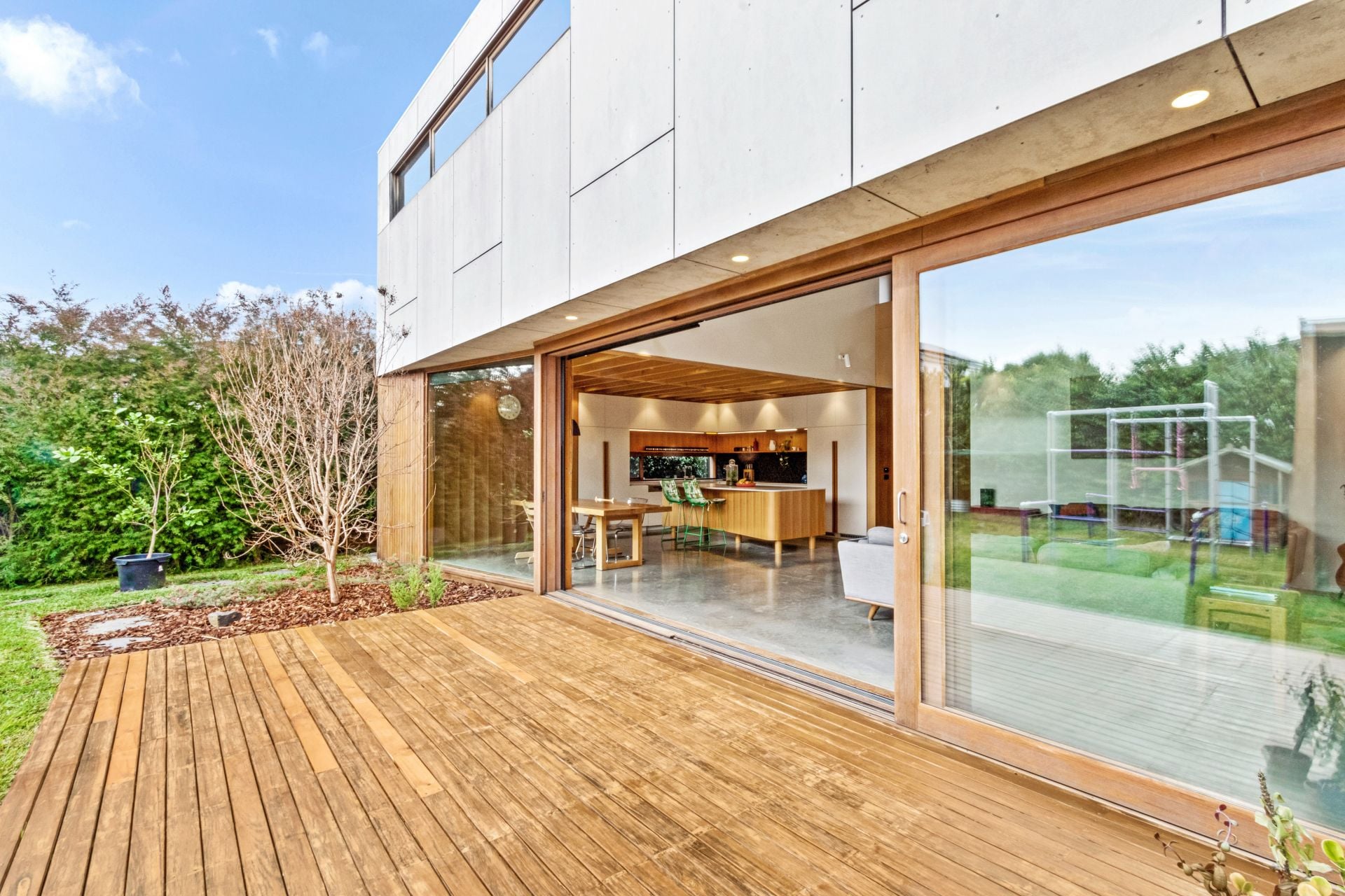 EXEMPLARY FAMILY HAVEN EPITOMISING CONTEMPORARY CLASS