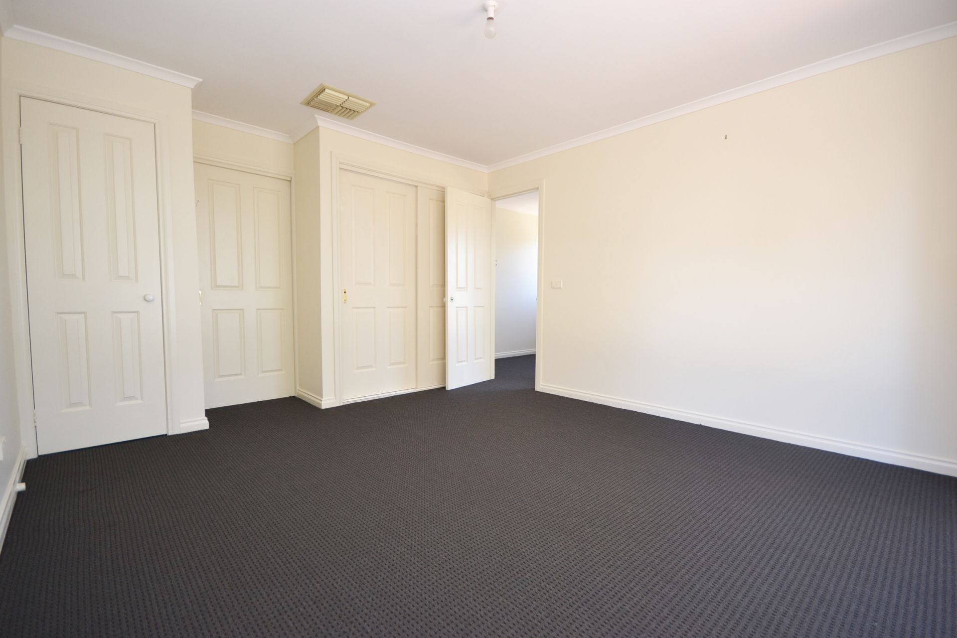 LIGHT & BRIGHT RENOVATED TOWNHOUSE