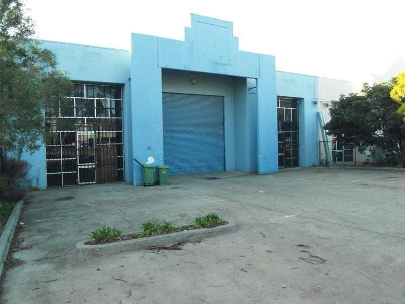 WIDE VERSATILE FACTORY/WAREHOUSE IN HANDY LOCATION