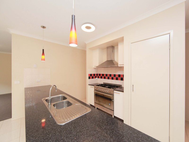 31 Songbird Crescent SOUTH MORANG, South Morang - Thumbnail 4
