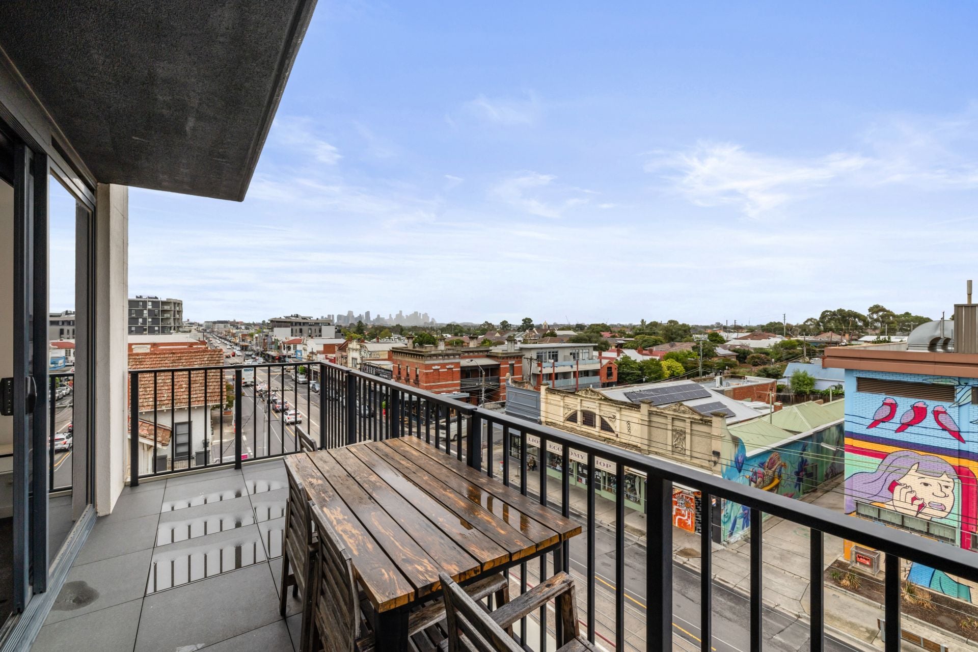 Spacious Bright 2 Bedroom Apartment