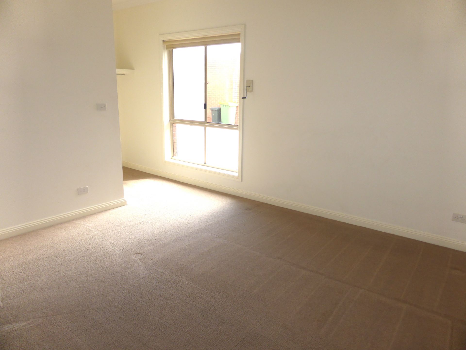 Immaculate 3 bedroom unit for filling all your desires!