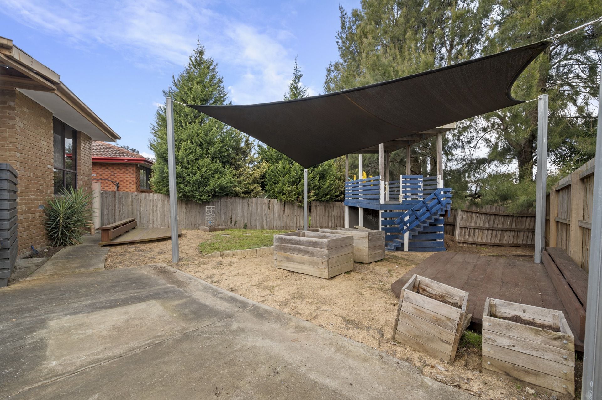 DUAL LIVING -  4 BEDROOMS, 2 BATHROOMS FAMILY HOME