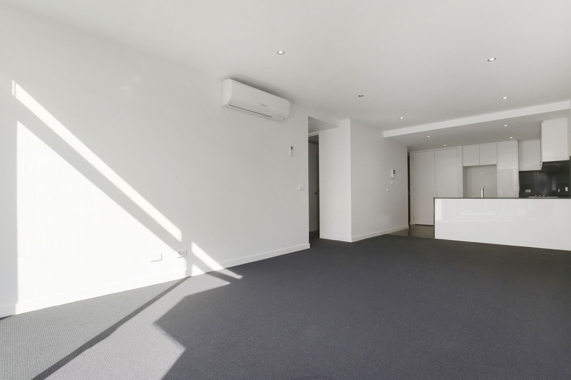 Light and Bright 2 Bedroom Apartment in Convenient Location