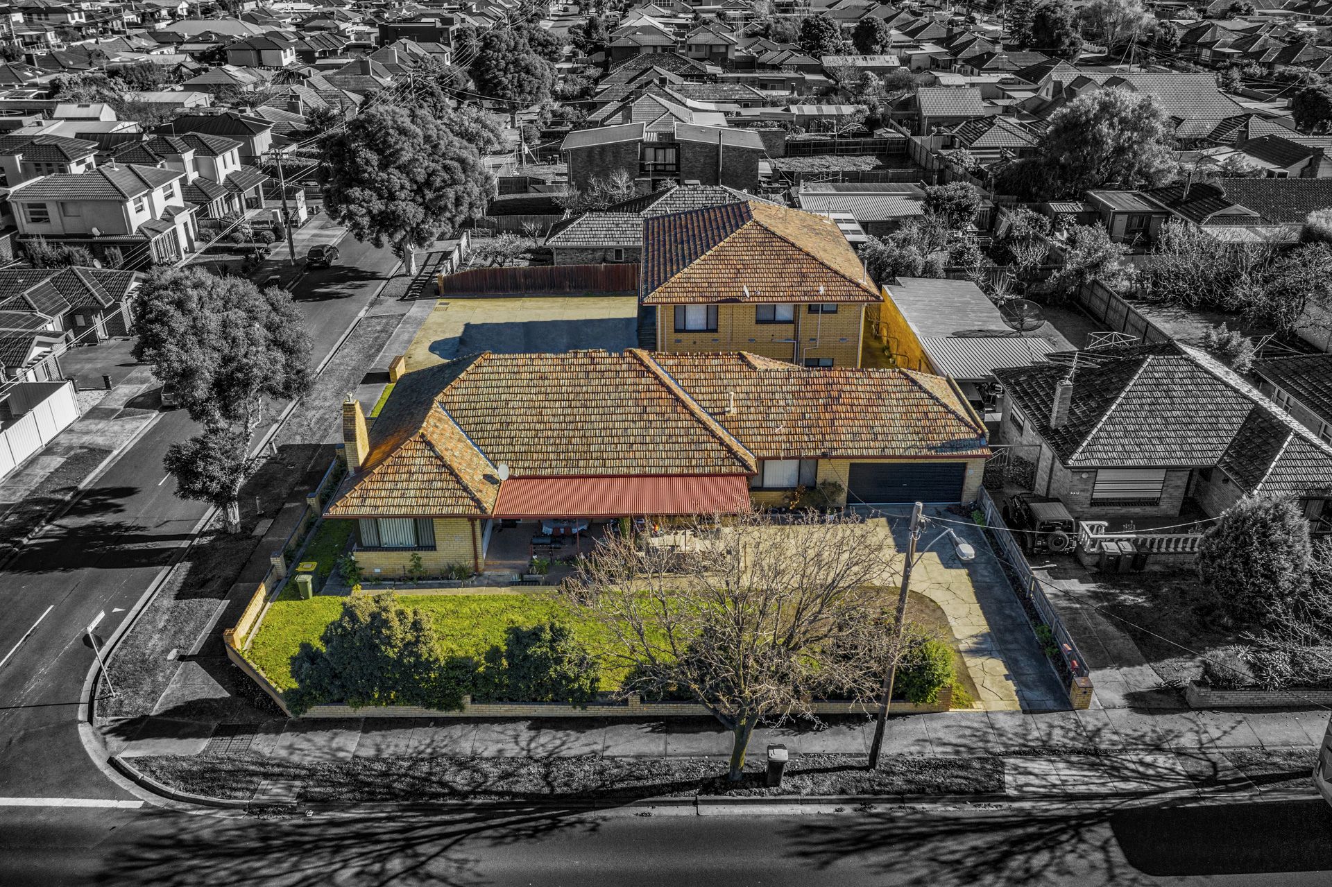 6 UNITS  - CORNER BLOCK APPROX 1110m2 LAND
CURRENTLY RETURNING APPROX $100,000 PER ANNUM.