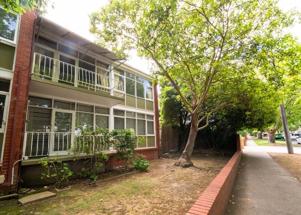 ** Drop in Price ** Ground level 1 bedroom in the heart of Ivanhoe