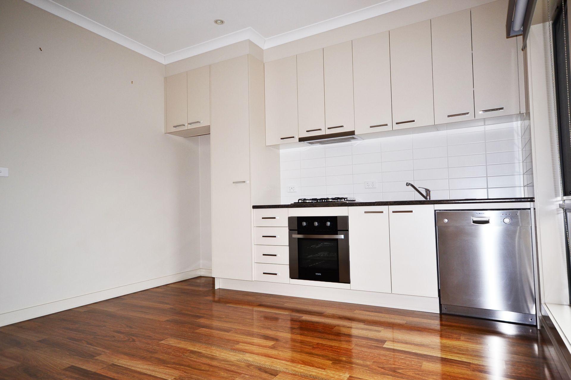 MODERN ELEGANCE WITH A WARM, INVITING AMBIANCE