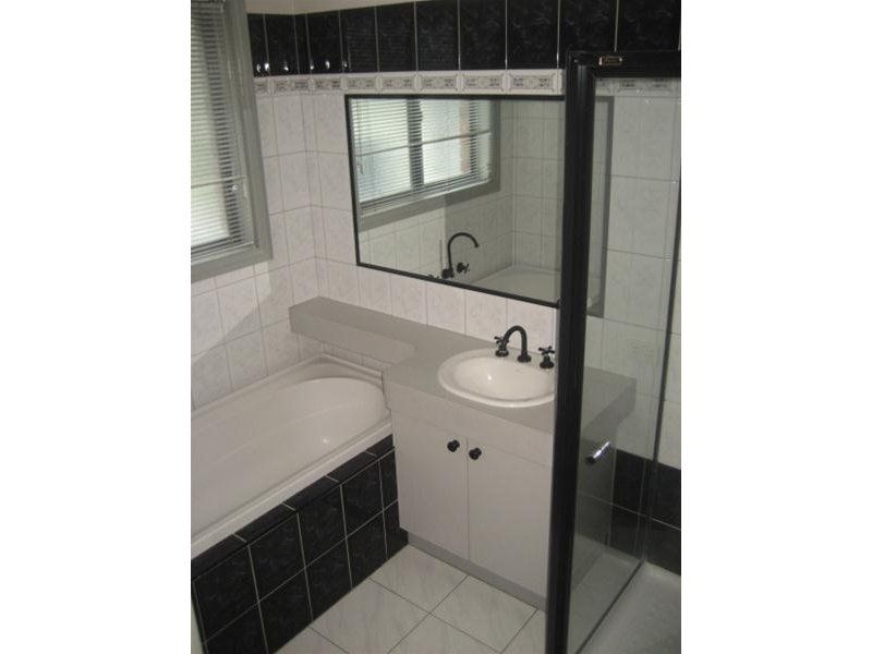 4 BEDROOMS, 3 BATHROOMS IN A GREAT LOCATION!