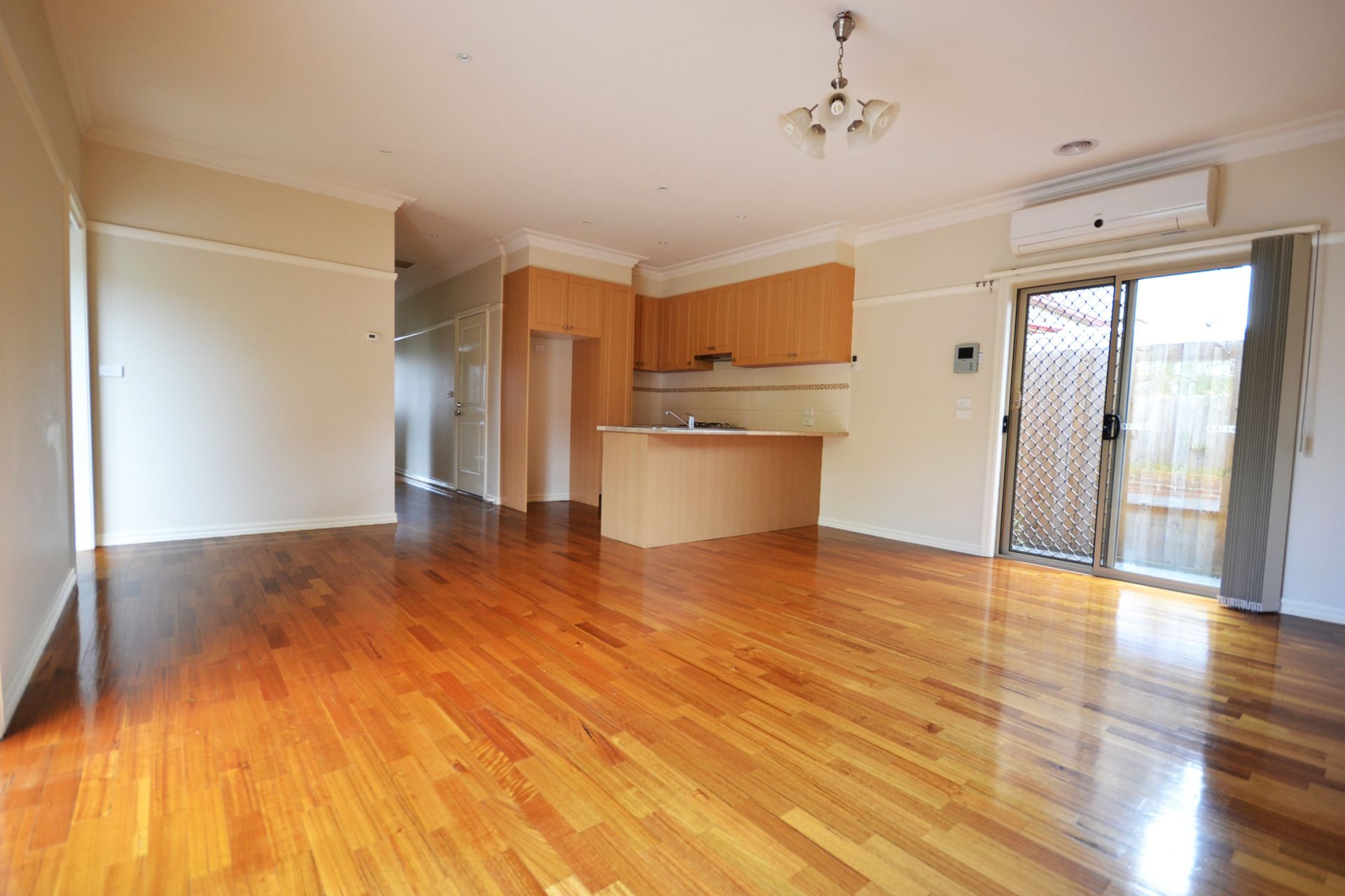 BRIGHT, SPACIOUS & IMMACULATLEY PRESENTED