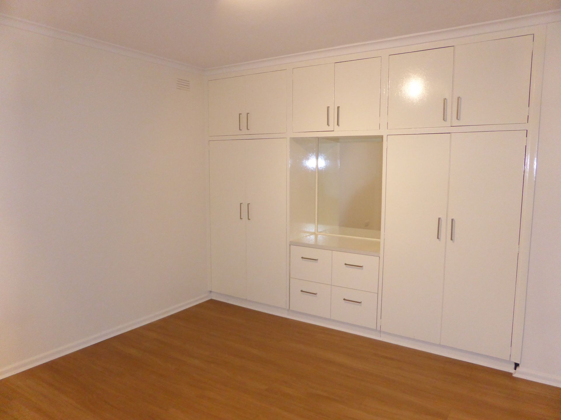 Refurbished Two Bedroom Apartment In Convenient Location