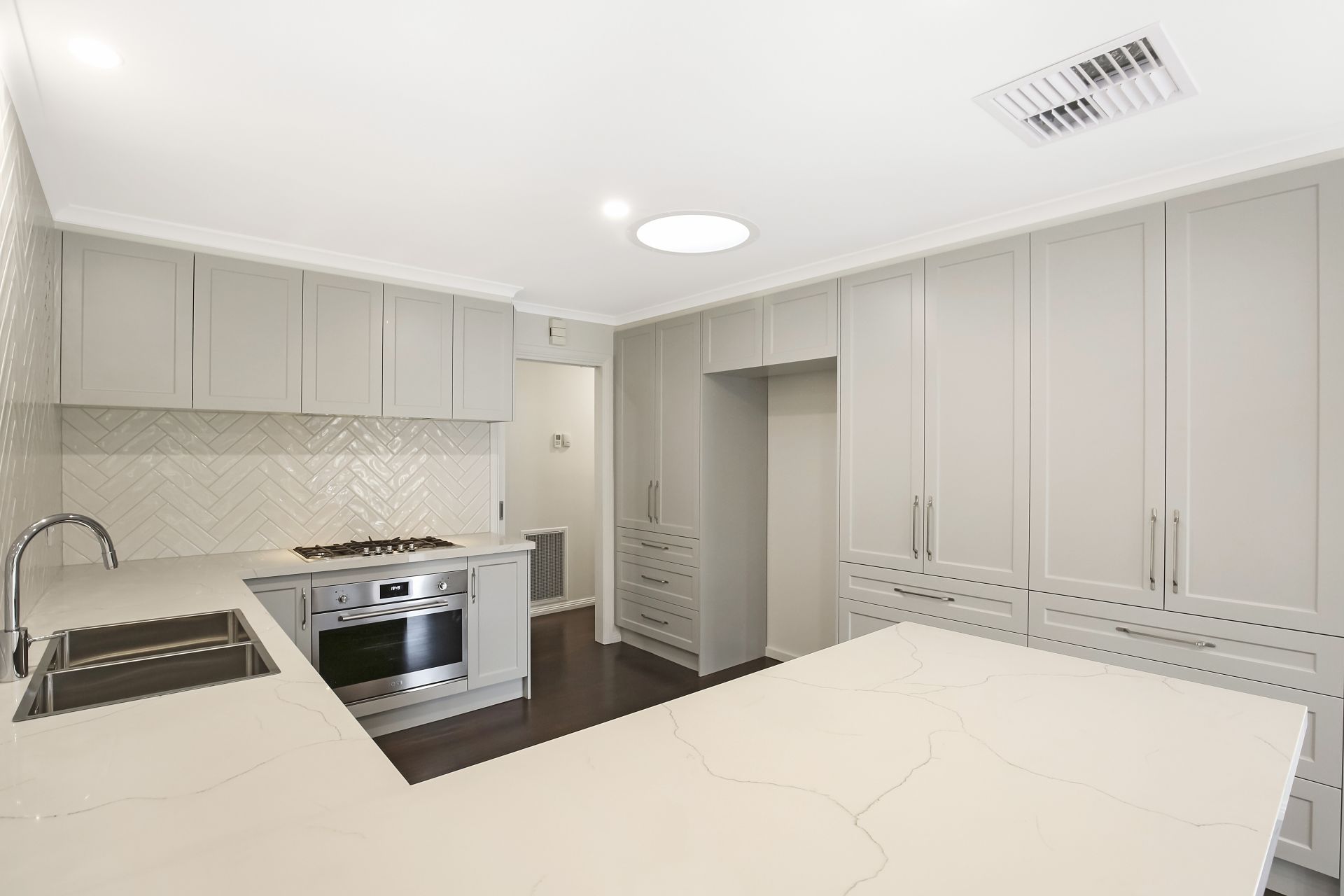 **APPLICATION APPROVED - 11/01/2022**Executive Family Luxury Living in Ivanhoe**