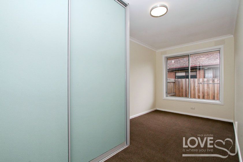 NEAT, TIDY & WELL LOCATED!