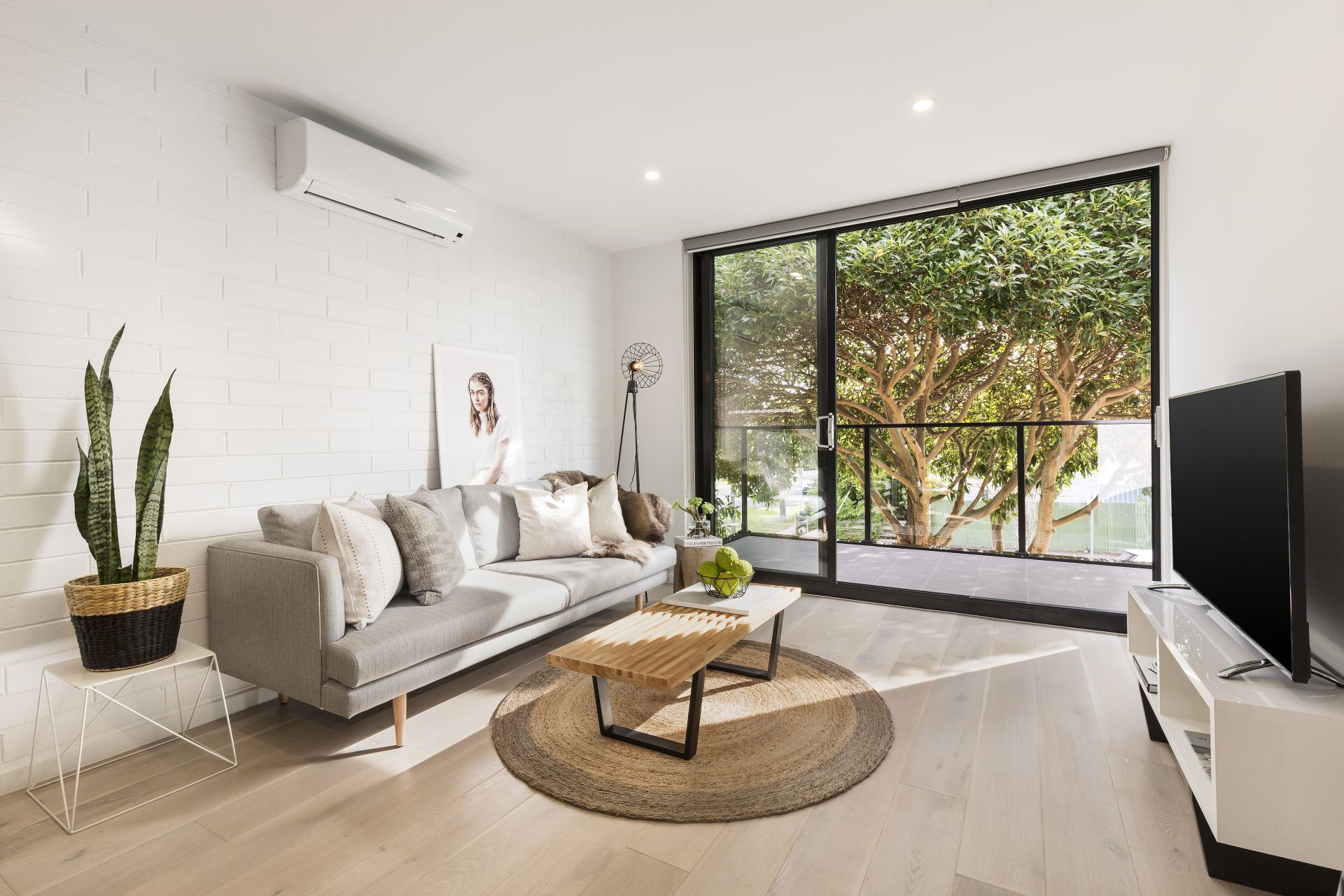 Luxury Living With Envious City Views Close to High Street!