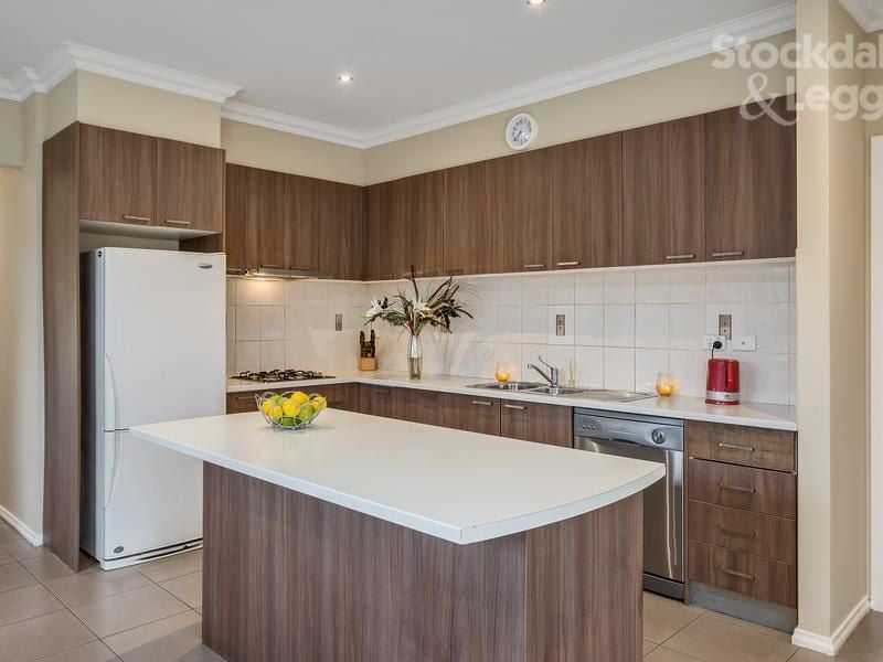 17 Riordan Crescent MERNDA, Mernda - Thumbnail 6