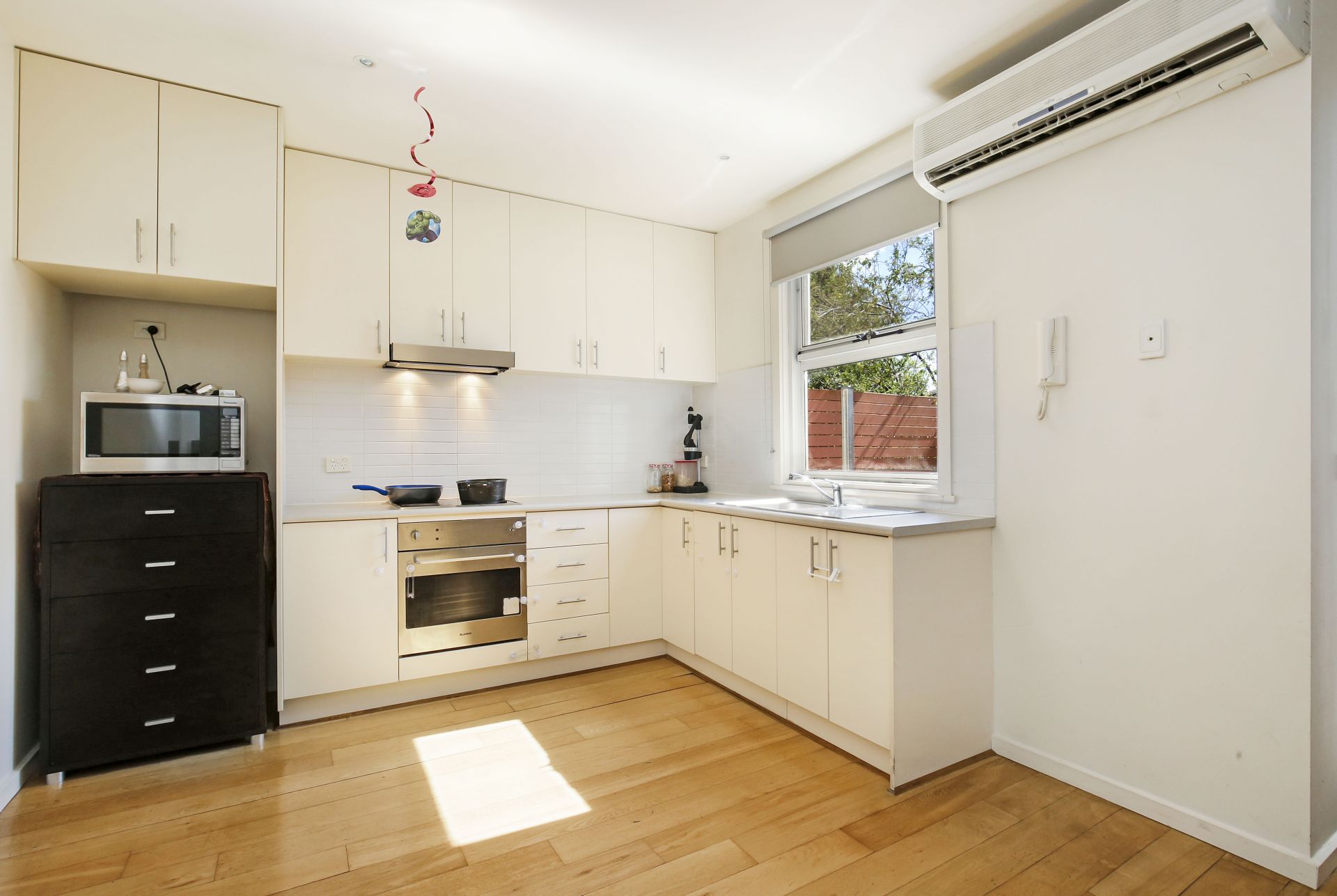 LIGHT-FILLED FRONT UNIT!