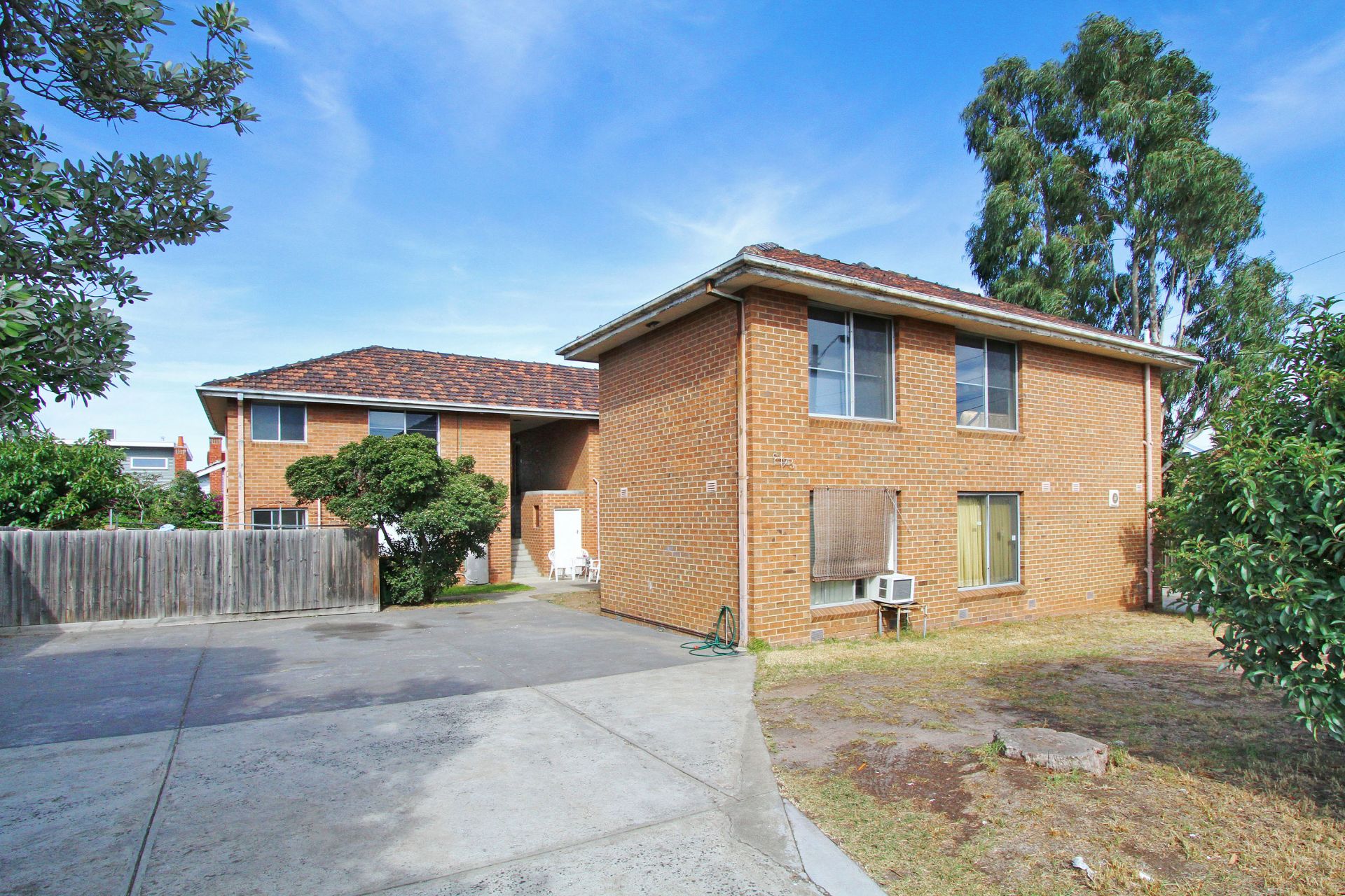 UPDATED EXCELLENCE IN A SUPERB LOCATION