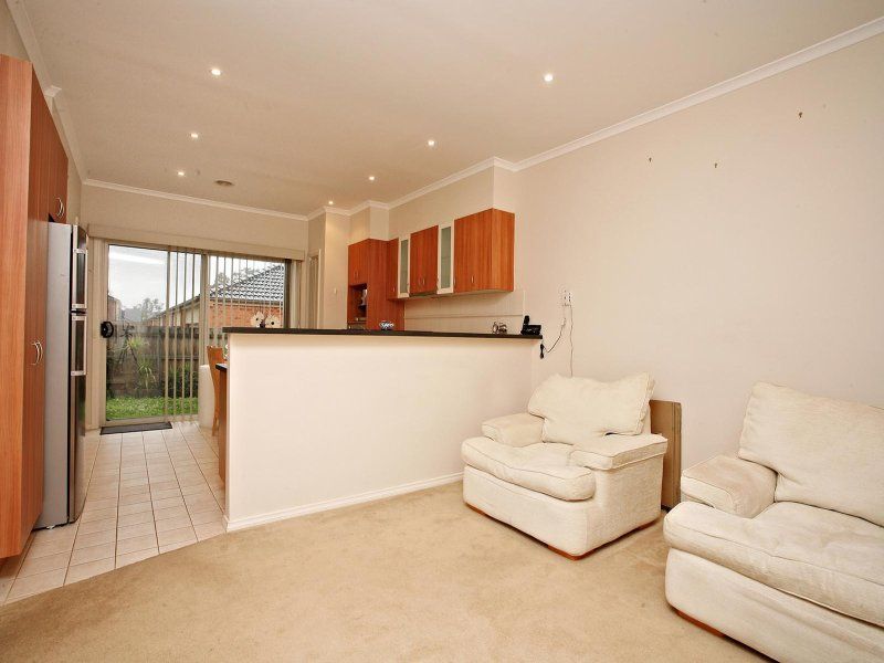 5 Crepe Myrtle Crescent SOUTH MORANG, South Morang - Thumbnail 2