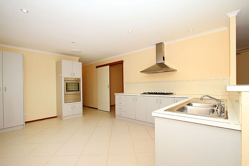 Real Estate For Sale 2 Royston Close Mill Park , VIC