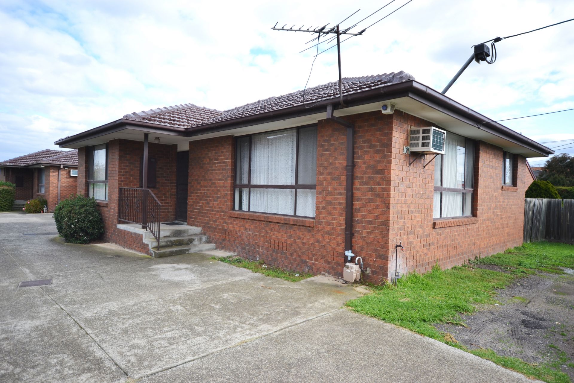 EXTRA LARGE UNIT WITH DOUBLE GARAGE