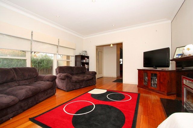 COMFORTABLE FAMILY LIVING AND ENTERTAINING