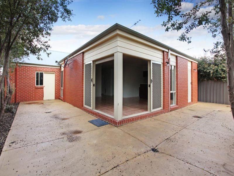 15 Dobell Crescent, Caroline Springs - Thumbnail 8