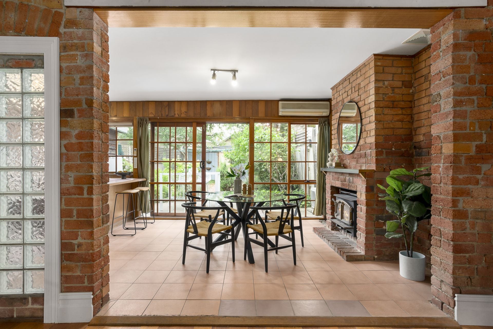 Victorian Flaunts Enchanting Features