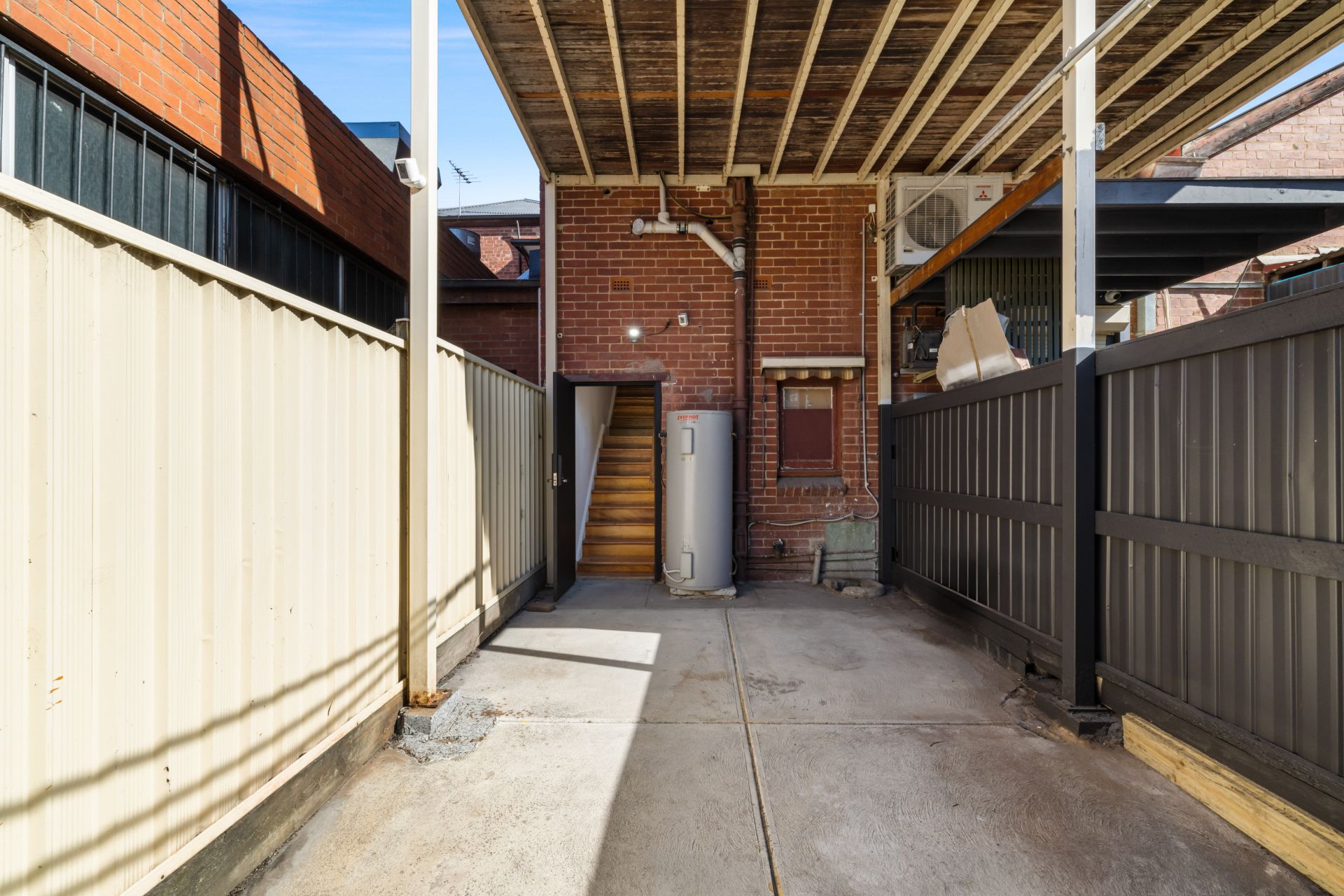 Large apartment in Ideal Locale - ENTRY VIA RUSSELL STREET (COBURG LEISURE CENTRE)