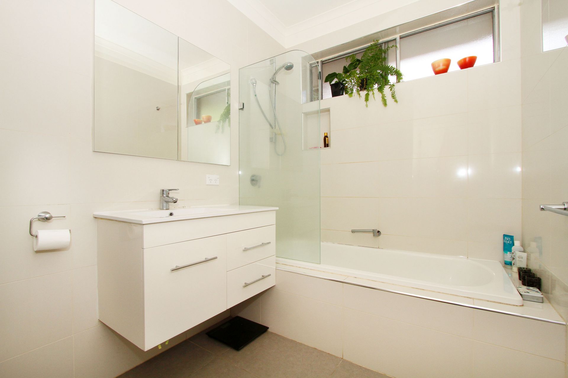 Immaculate Villa Unit in Great Location!