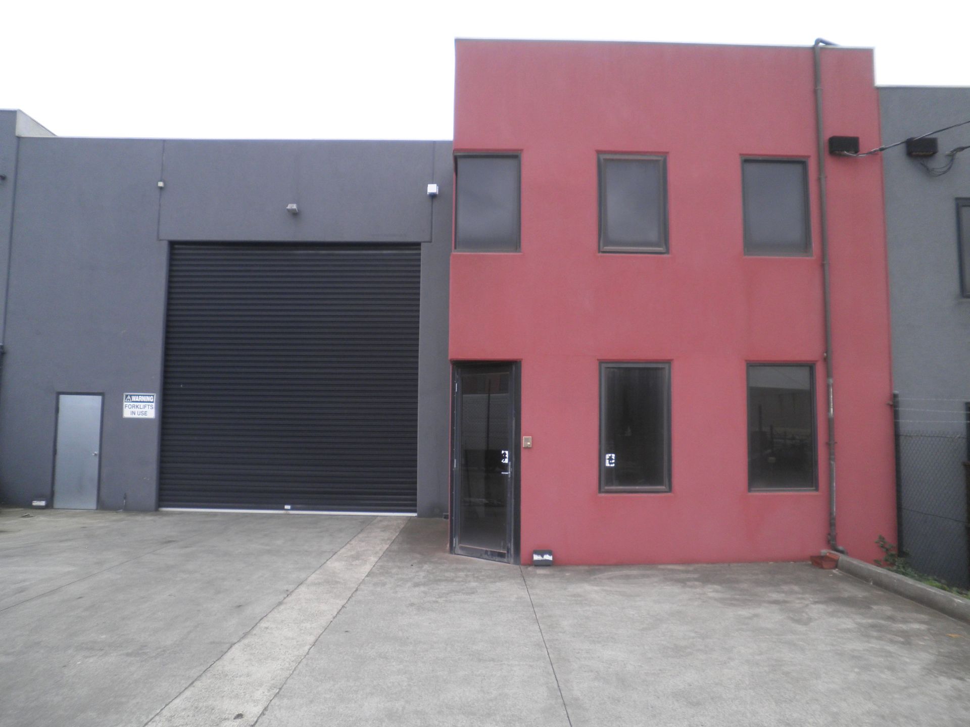 MODERN WAREHOUSE WITH FOOD GRADE POTENTIAL