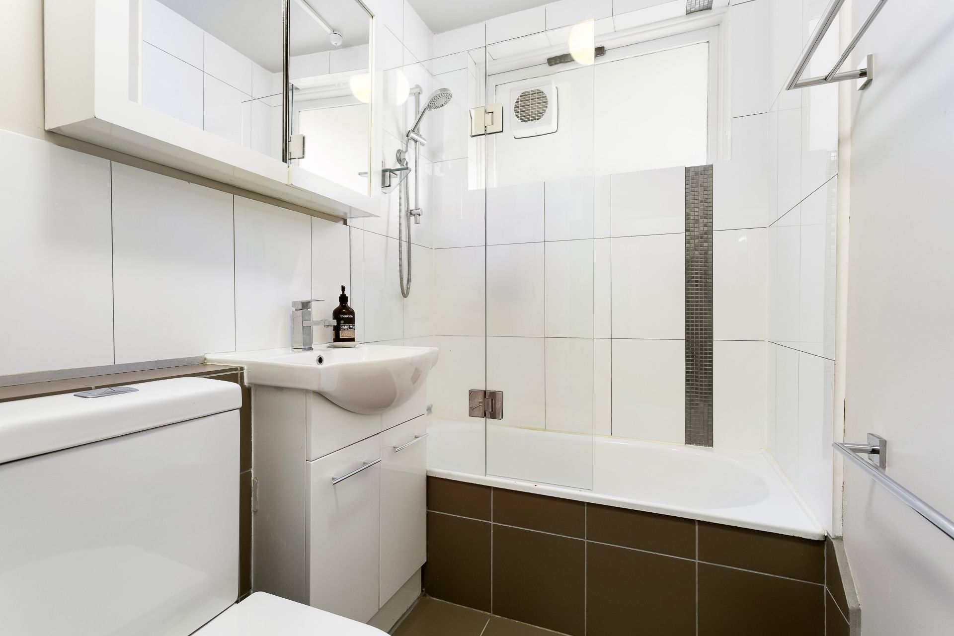 Ground Floor Apartment Set In A Tranquil Surrounding!