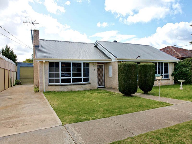 19 Ravenslea Crescent, Deer Park - Thumbnail 2