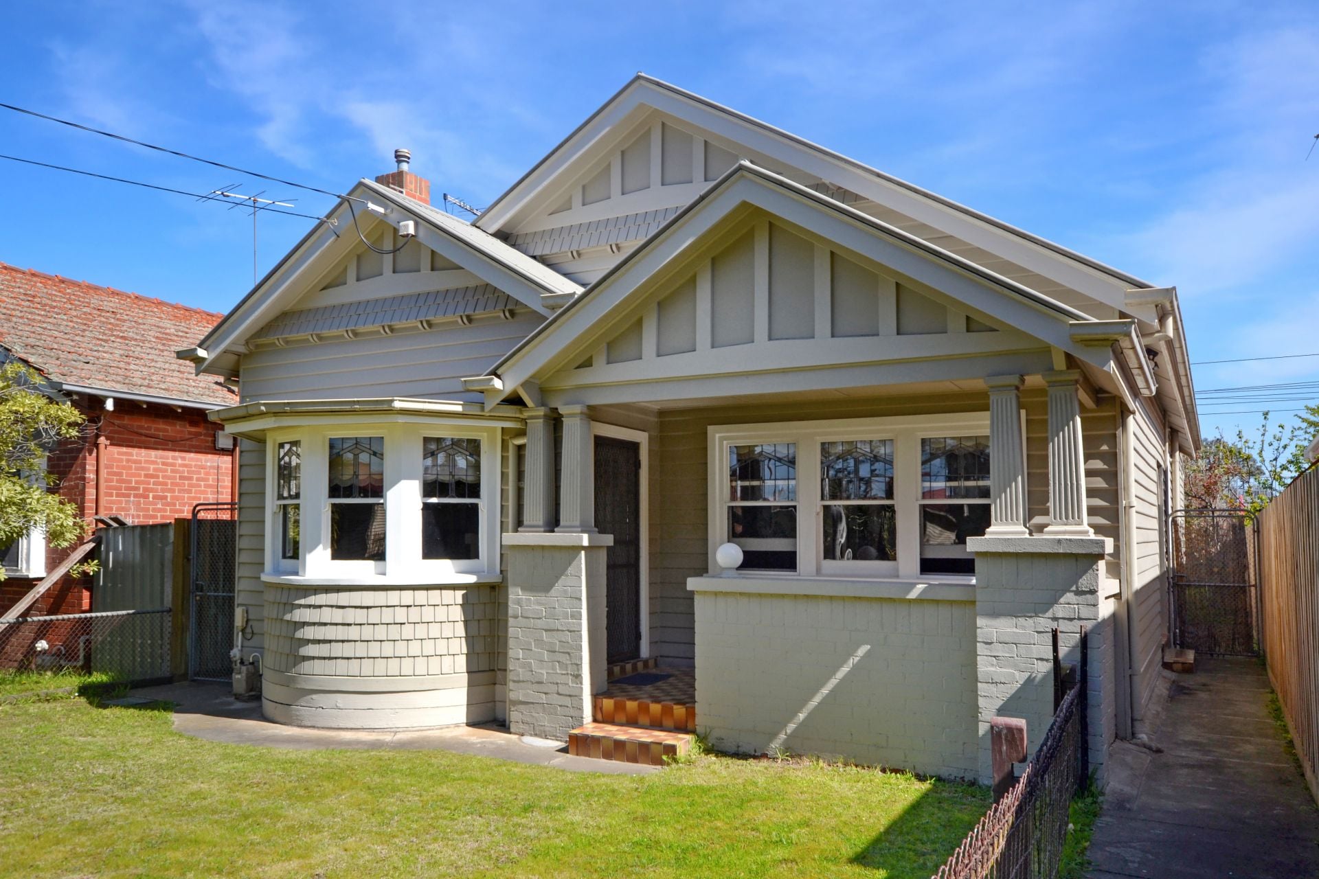 ELEGANT BEAUTY MATCHED WITH A FIRST CLASS LOCATION!