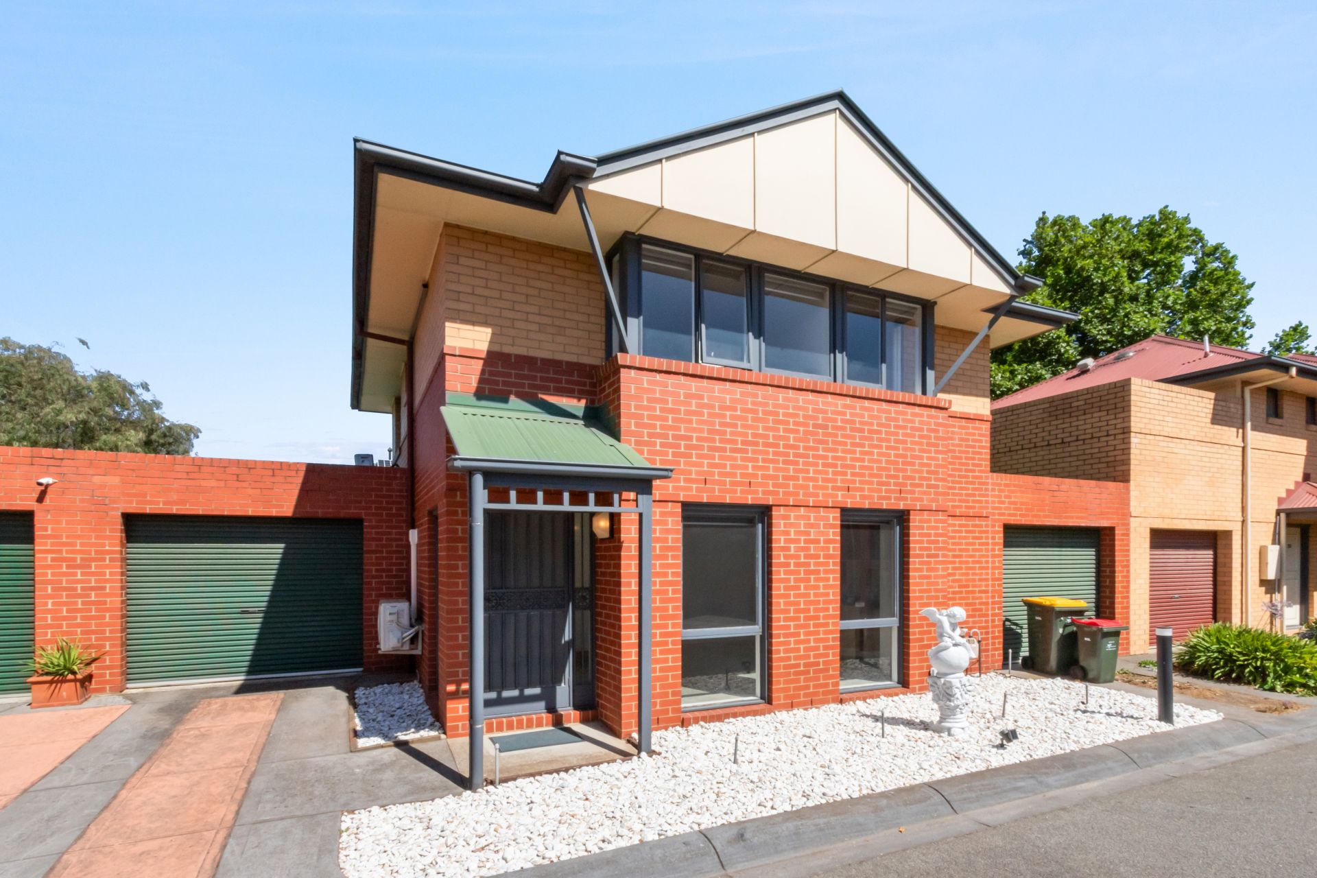 Amazing Thornbury Location!