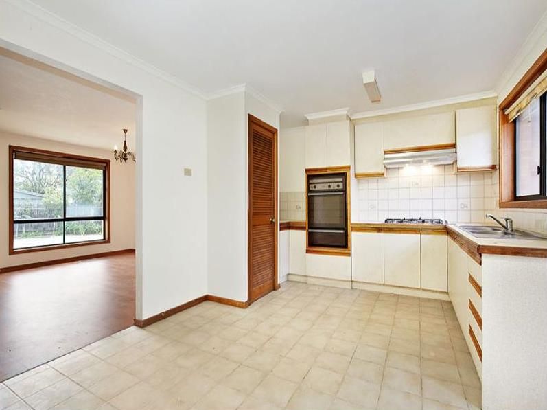 Large 3 Bedroom Villa Unit Close To Transport!