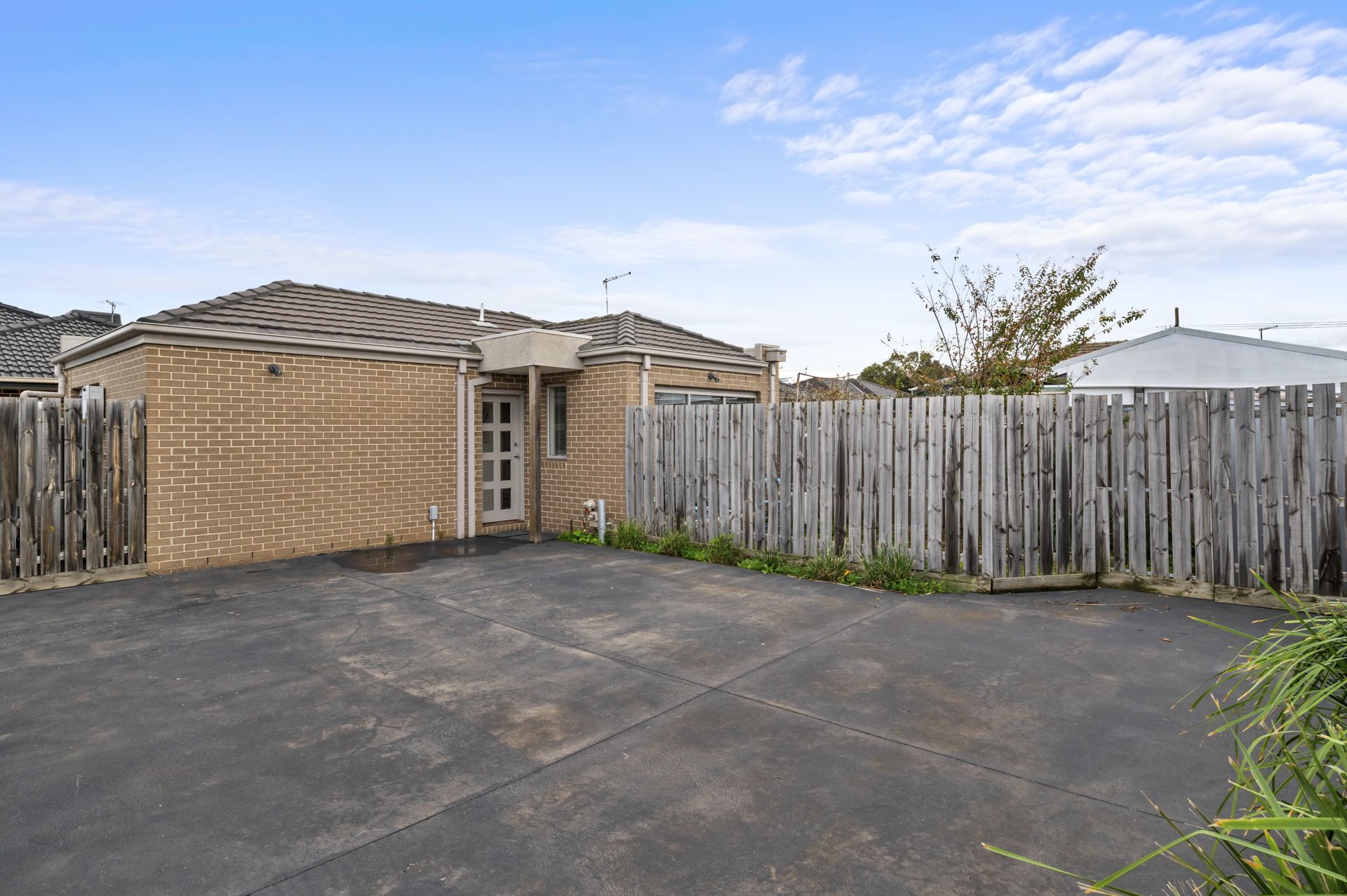 AFFORDABLE START - WALK TO THE TRAIN
