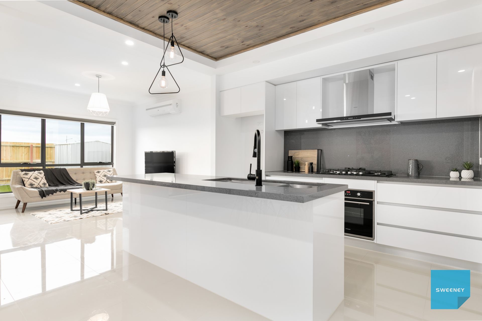 2/11 Lockwood Court, Fraser Rise - Thumbnail 3