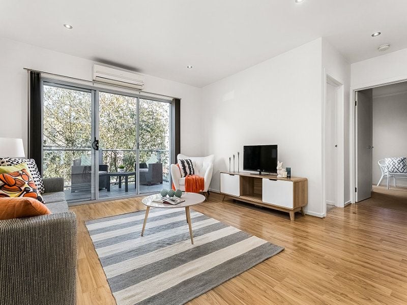 MODERN ELEGANCE WITH A WARM, INVITING AMBIANCE