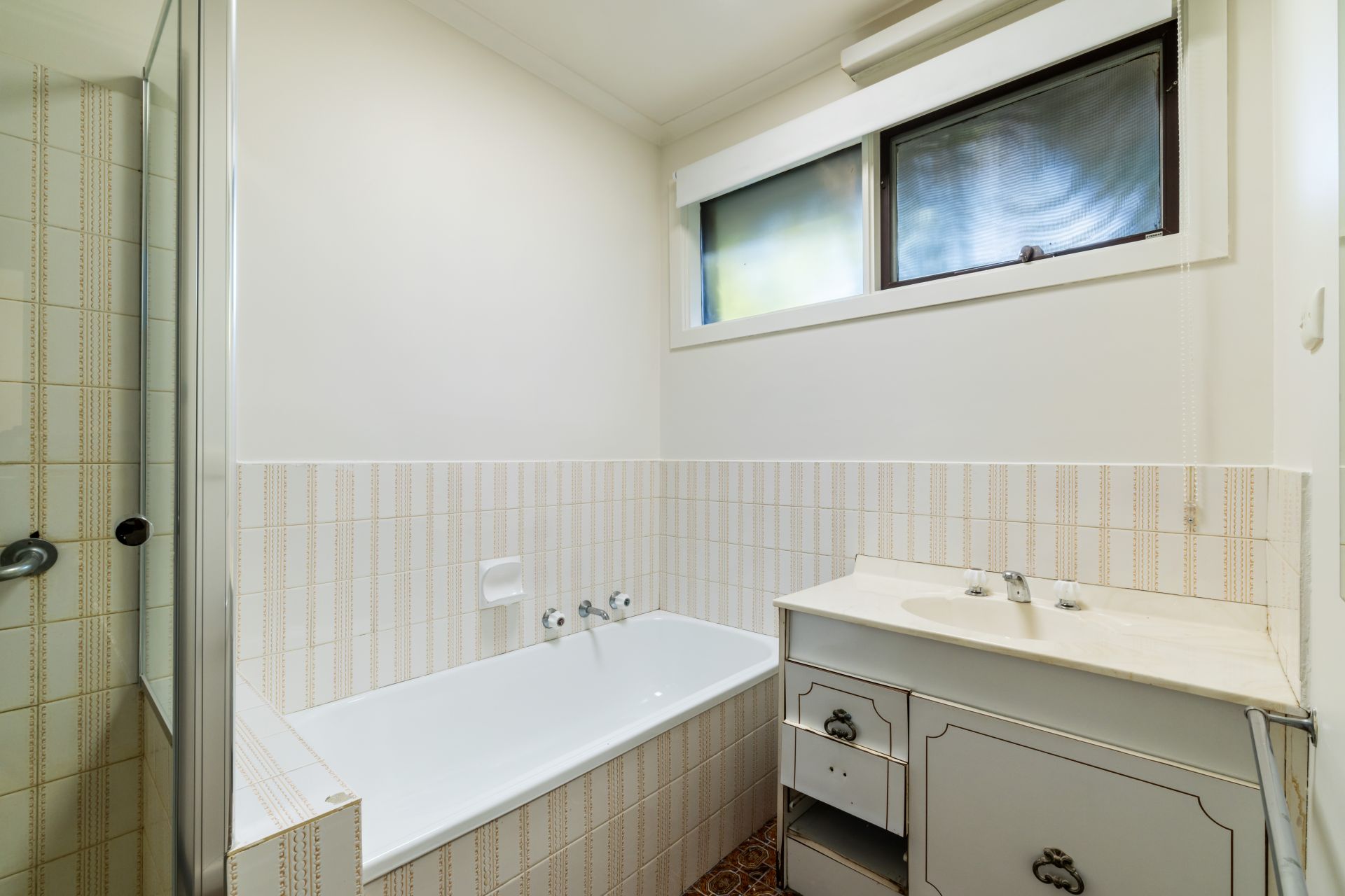 Light-Filled & Spacious 2-Bedroom Unit in Prime Rosanna Location!