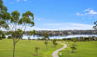 Exclusive waterside luxury with sparkling bay views