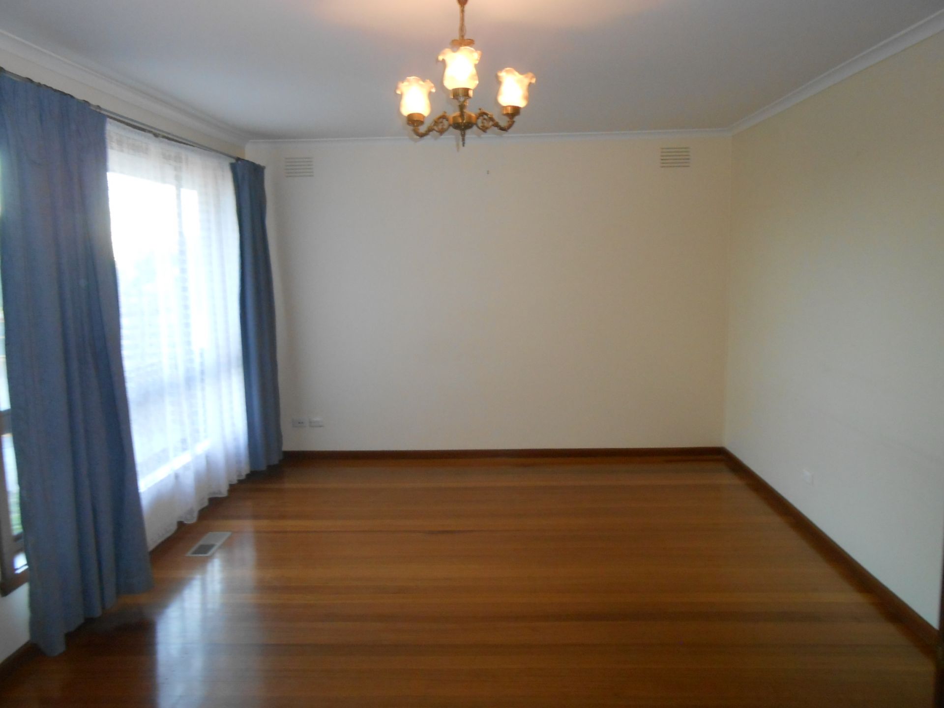 SPACIOUS FAMILY HOME WITH RUMPUS ROOM… WALK TO THE STABLES SHOPPING CENTRE!