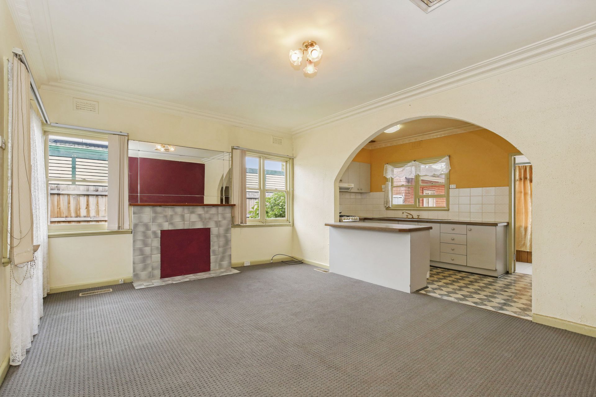 SPACIOUS, COMFORTABLE AND AN ENVIABLE LOCATION!