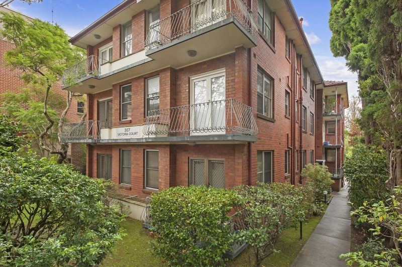 Fresh, spacious apartment located within close proximity to the very centre of Chatswood.