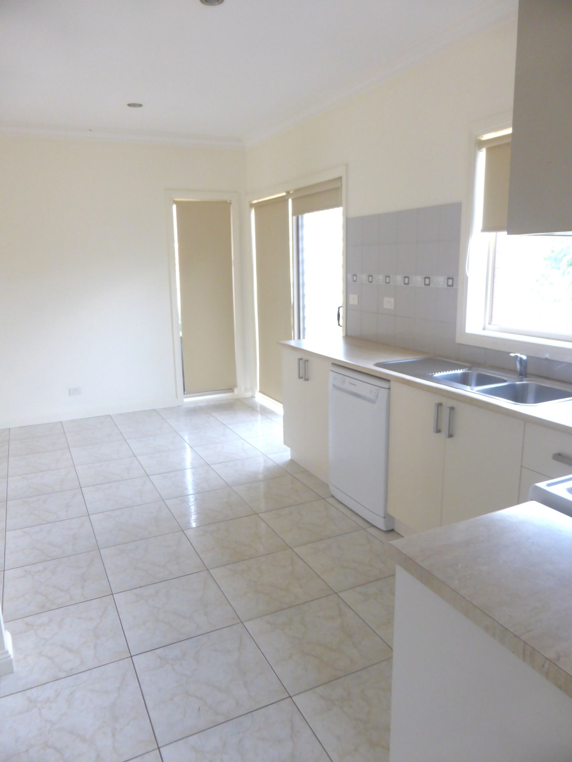 Immaculate 3 bedroom unit for filling all your desires!