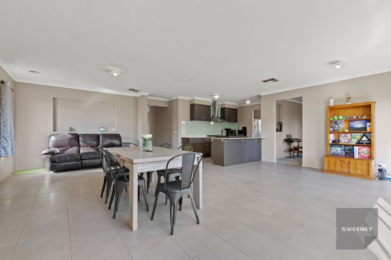 11 Moonglow Crescent, Maddingley - Thumbnail 6