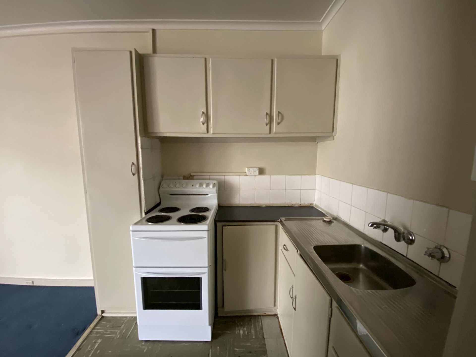 Excellent location Close to High Street Trams & Shops!